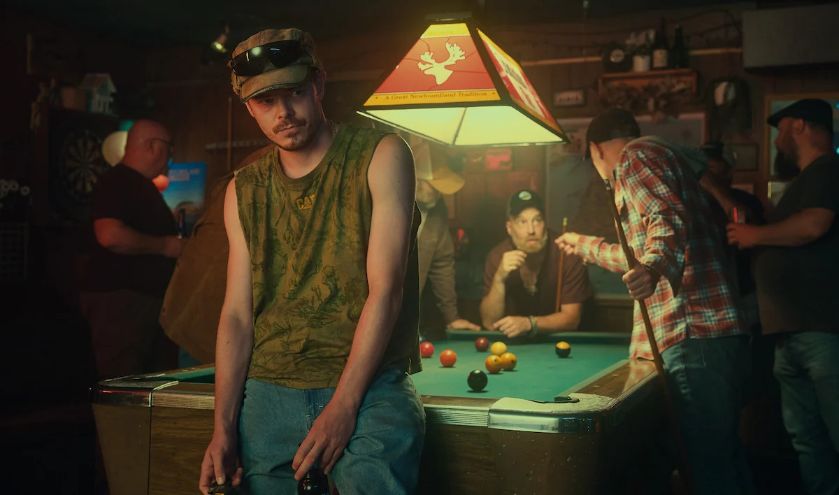 Charlie Heaton como Wade Penney perto de uma mesa de sinuca em Profundezas