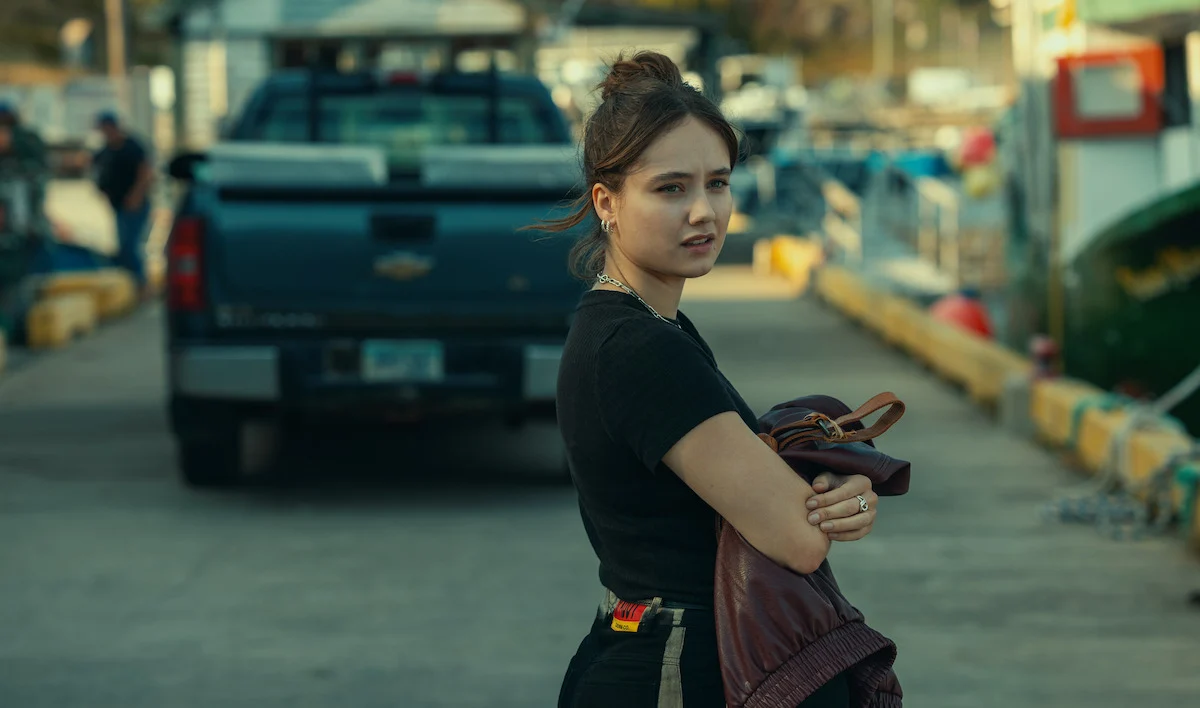 Ruby Stokes como Mary Penney no porto da cidade de Snooks Arm em Profundezas