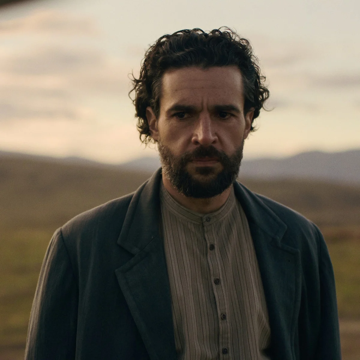 Christopher Abbott como Adam Trask em A Leste do Éden