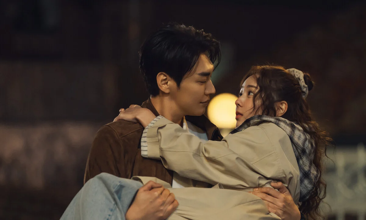 Baek Ho-rang carrega Na Bo-bae nos braços em cena noturna de Um Choque de Amor