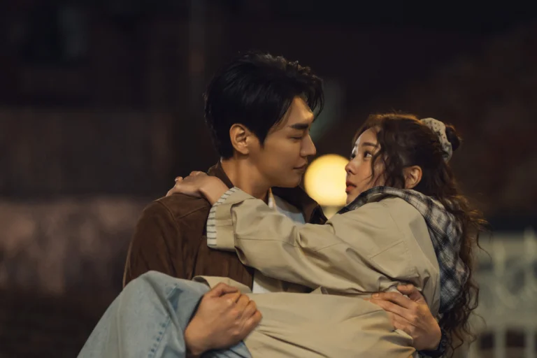 Baek Ho-rang carrega Na Bo-bae nos braços em cena noturna de Um Choque de Amor
