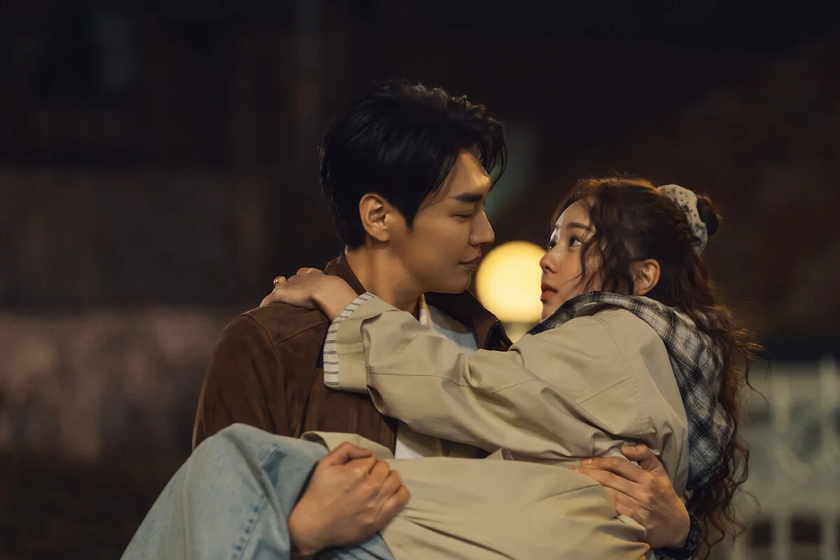 Baek Ho-rang carrega Na Bo-bae nos braços em cena noturna de Um Choque de Amor