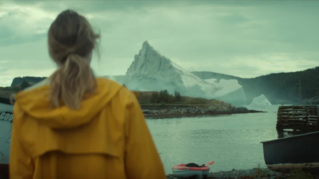 Fonda observa um novo iceberg perto da costa na cena de Profundezas