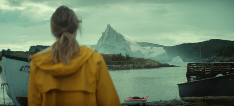 Fonda observa um novo iceberg perto da costa na cena de Profundezas
