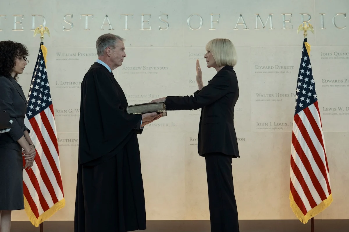 Grace Penn faz o juramento de posse como presidente dos Estados Unidos em A Diplomata