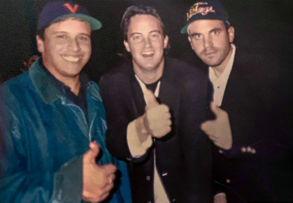 Matthew Perry aparece entre dois homens em fotografia antiga do arquivo apresentado pela Netflix