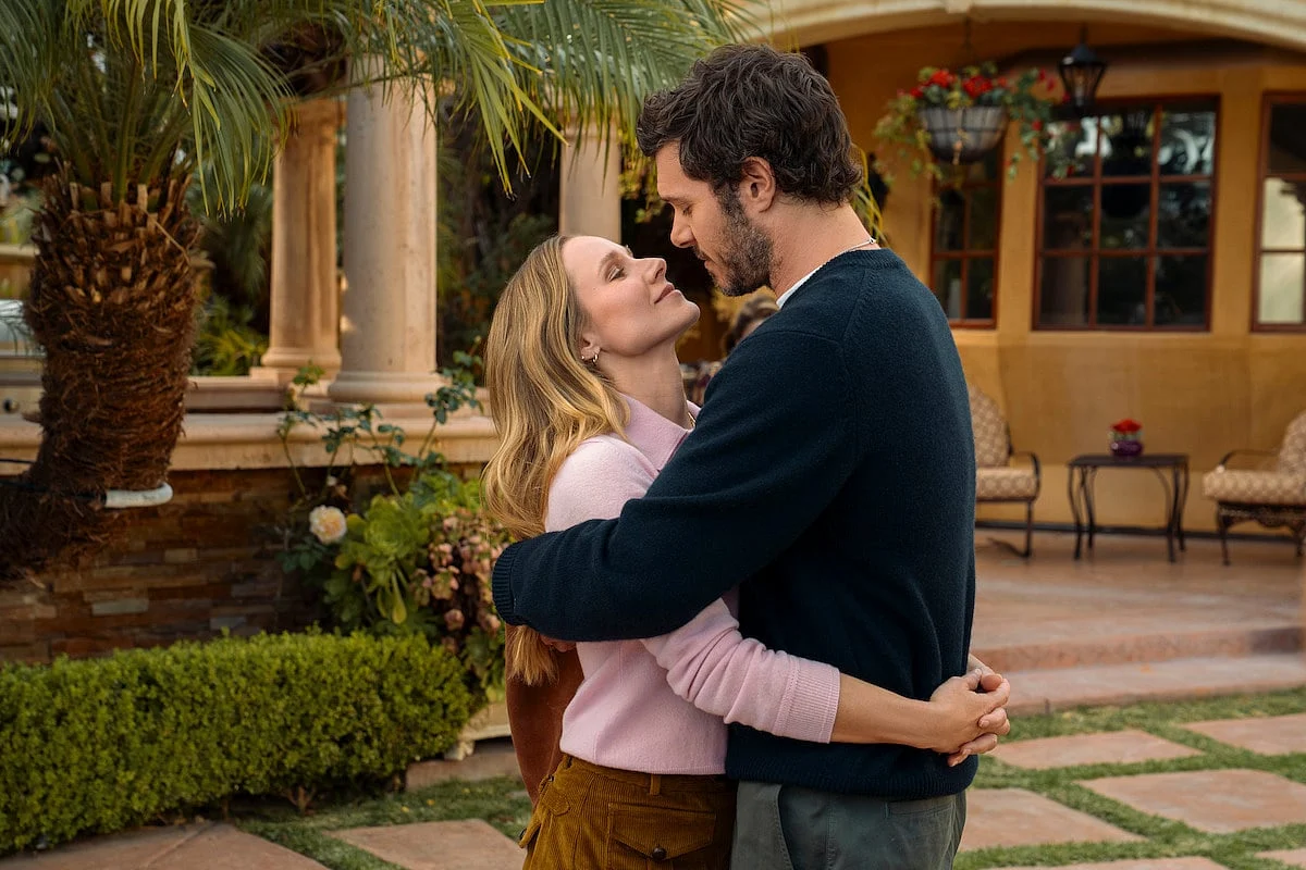 Kristen Bell e Adam Brody se abraçam ao ar livre como Joanne e Noah em Ninguém Quer