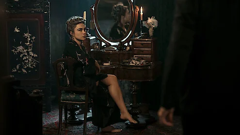 Florence Pugh como Cathy Ames sentada diante de uma penteadeira em A Leste do Éden