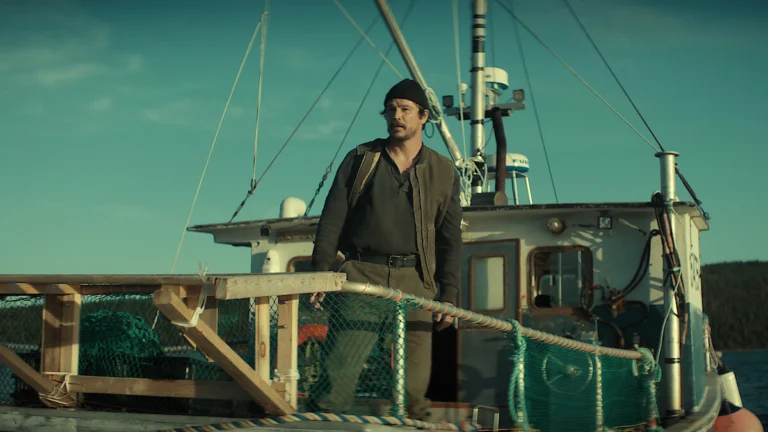 Calvin Penney, interpretado por Josh Hartnett, a bordo de um barco de pesca em Profundezas