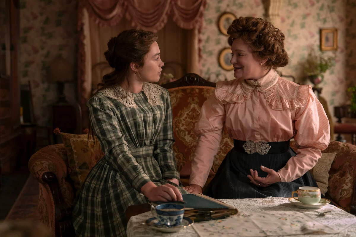 Cathy Ames, interpretada por Florence Pugh, conversa com Faye, vivida por Martha Plimpton, em A Leste do Éden