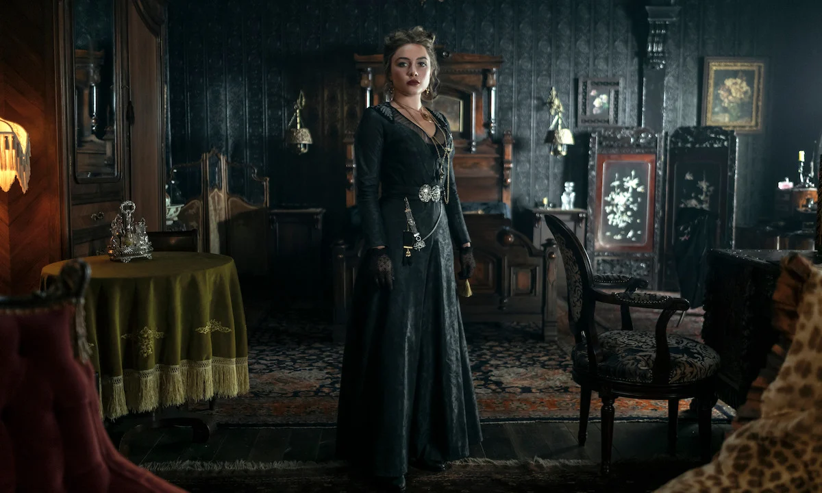 Florence Pugh como Cathy Kate no bordel de A Leste do Éden