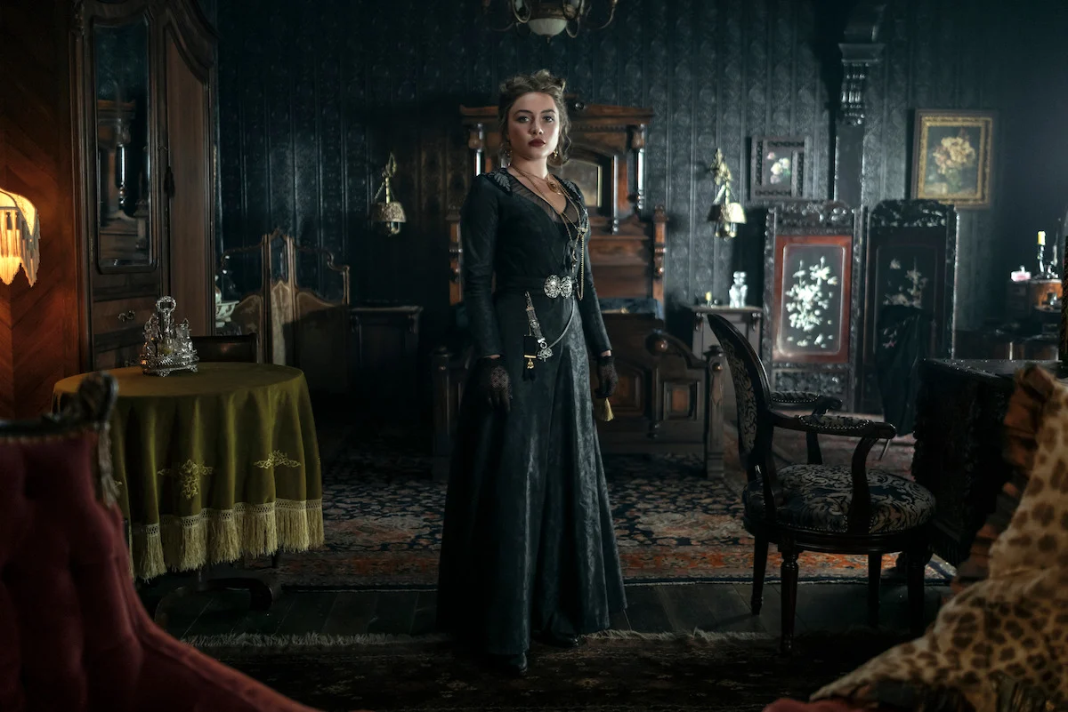 Florence Pugh como Cathy Kate no bordel de A Leste do Éden