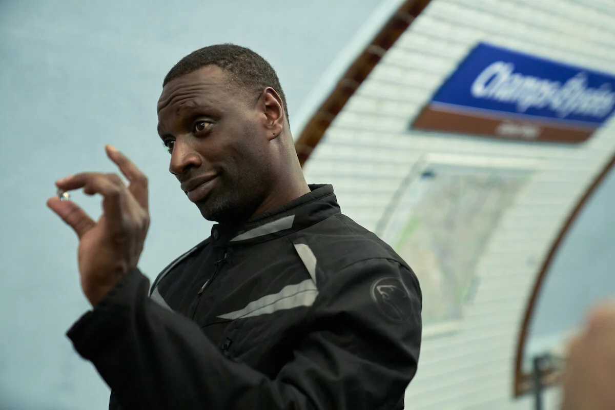 Omar Sy interpreta Assane Diop em cena da quarta parte de Lupin no metrô de Paris