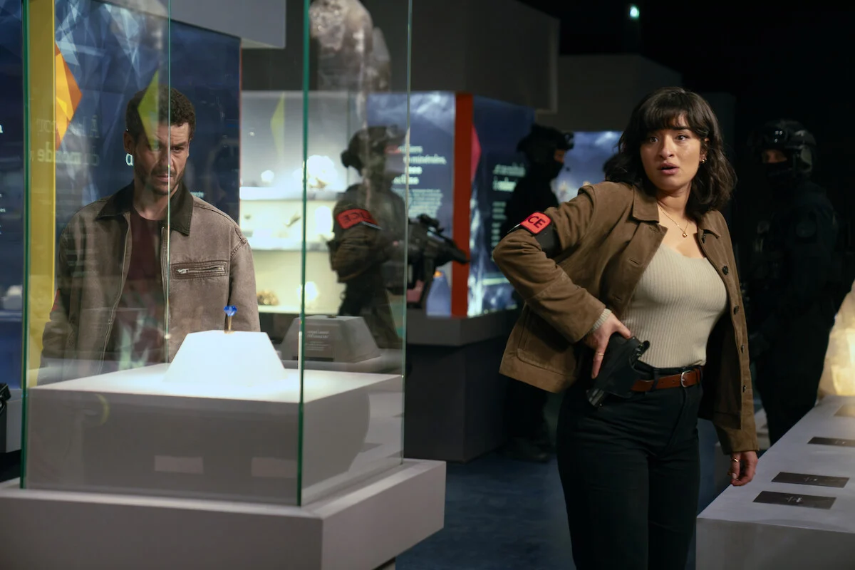 Shirine Boutella como a capitã Sofia Belkacem em um museu durante a Parte 4 de Lupin