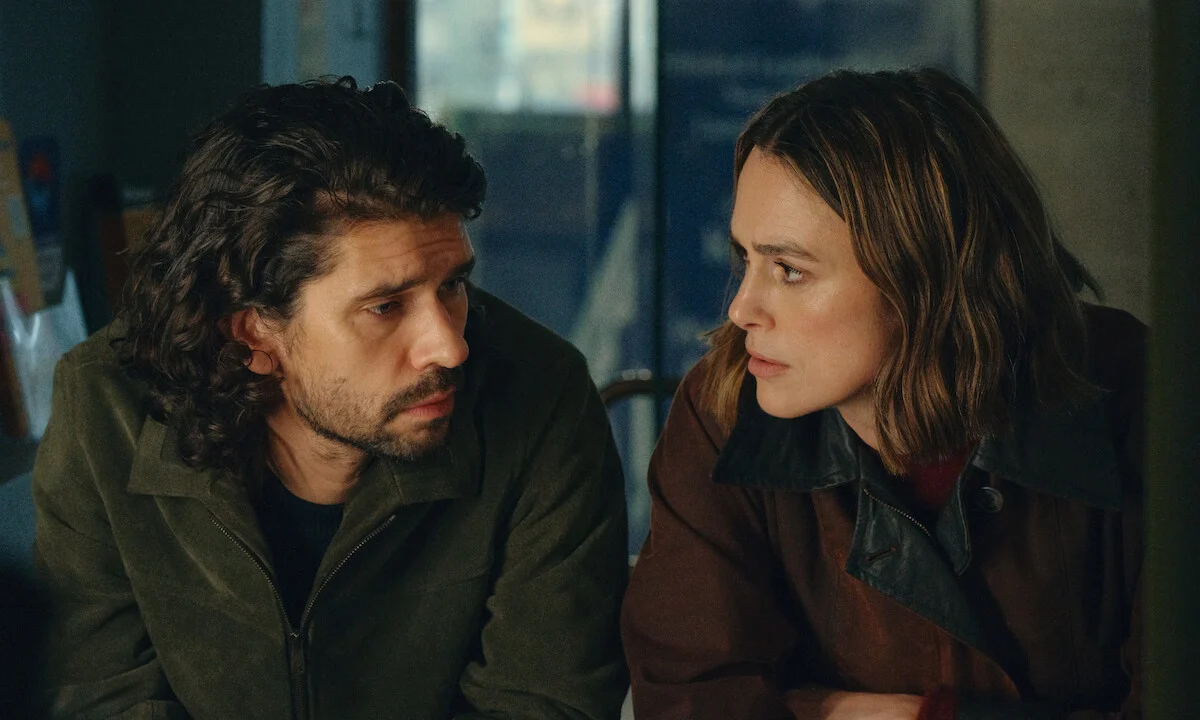 Keira Knightley e Ben Whishaw conversam em cena da segunda temporada de Black Doves, da Netflix