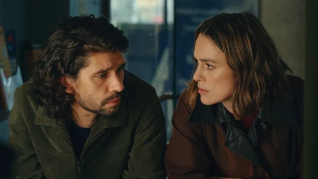 Keira Knightley e Ben Whishaw conversam em cena da segunda temporada de Black Doves, da Netflix