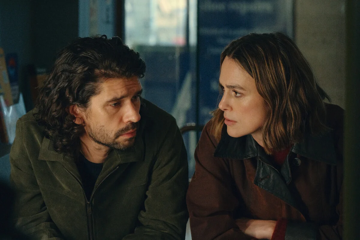 Keira Knightley e Ben Whishaw conversam em cena da segunda temporada de Black Doves, da Netflix