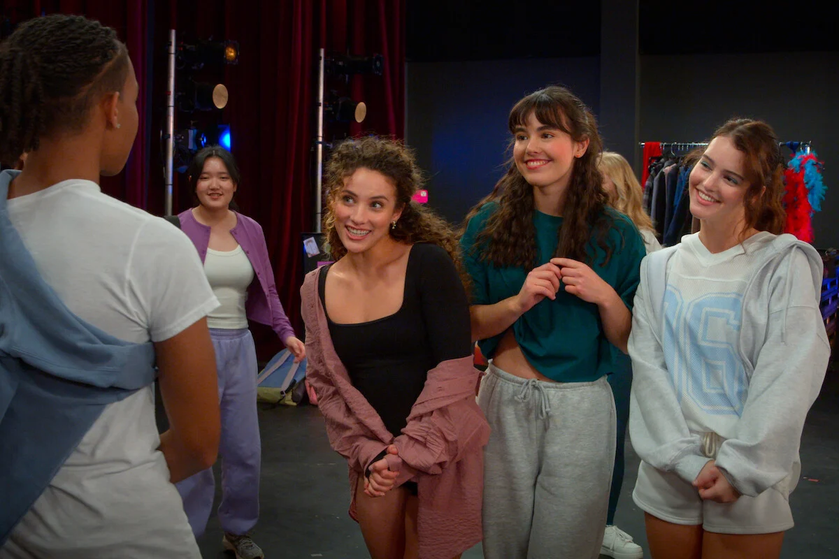 Estudantes da nova geração de Hollywood Arts conversam nos bastidores de uma apresentação