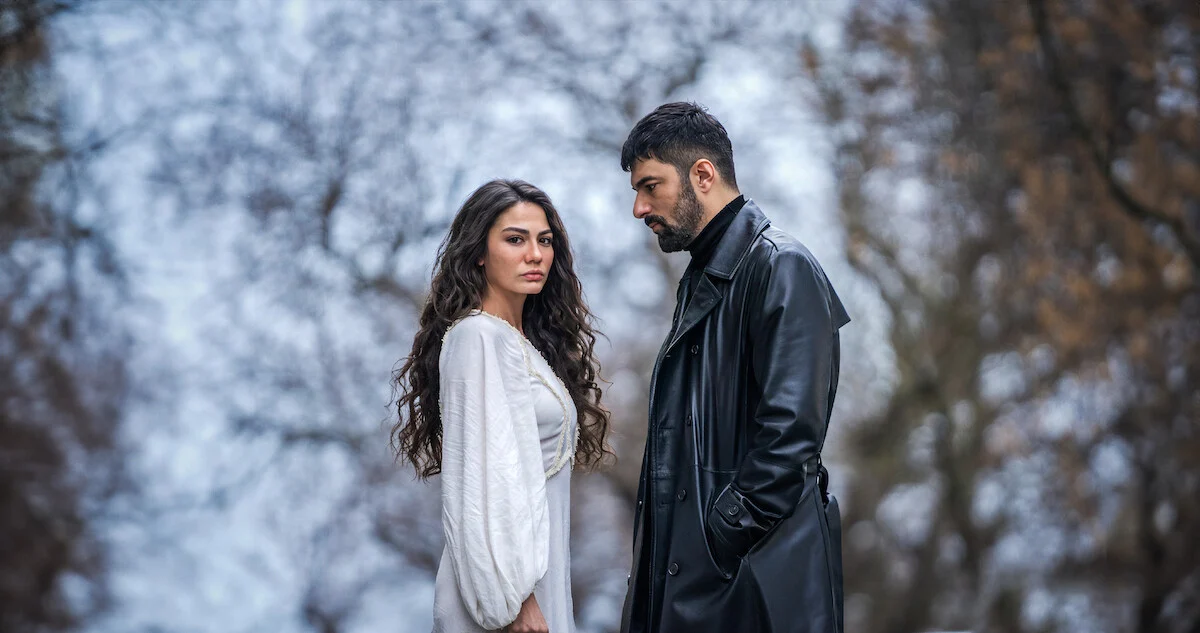 Farah e Tahir em uma cena externa da novela Meu Nome é Farah