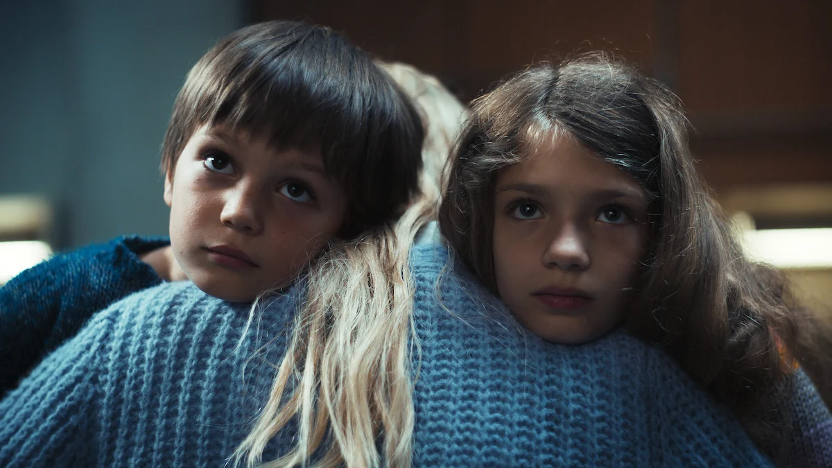 Hannah e Jonathan ao lado de uma mulher em uma cena de Depois da Cabana, suspense alemão da Netflix