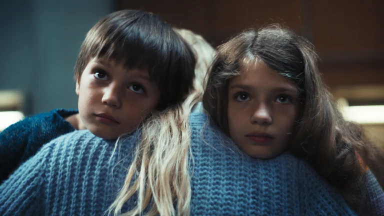 Hannah e Jonathan ao lado de uma mulher em uma cena de Depois da Cabana, suspense alemão da Netflix