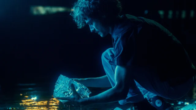 Wade Penney observa um pedaço de gelo contaminado com material orgânico na minissérie Profundezas
