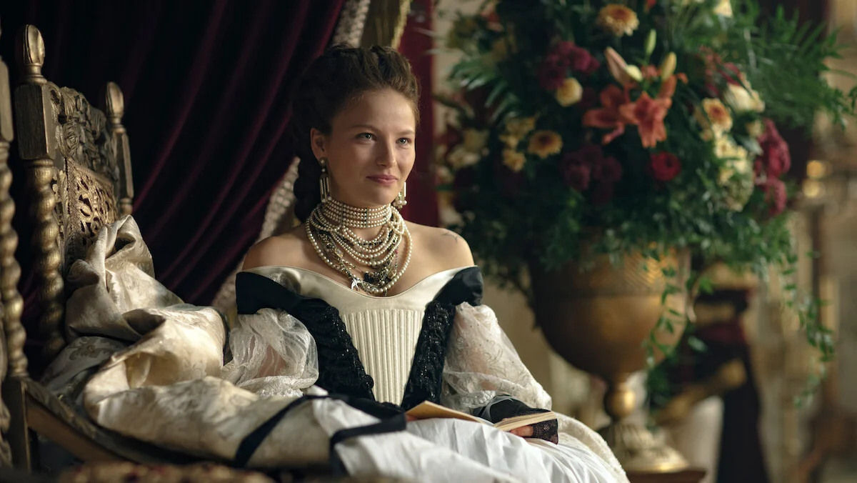 Devrim Lingnau caracterizada como a imperatriz Elisabeth em cena da terceira temporada de A Imperatriz