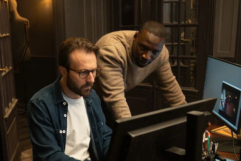 Benjamin Férel e Assane Diop observam uma tela de computador em cena da quarta parte de Lupin.