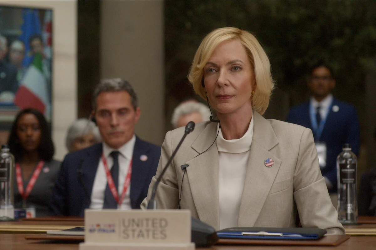 Presidente Grace Penn, interpretada por Allison Janney, discursa diante de autoridades na quarta temporada de A Diplomata