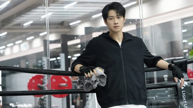Wei Daxun em imagem de Insubstituível, apoiado nas cordas de um ringue