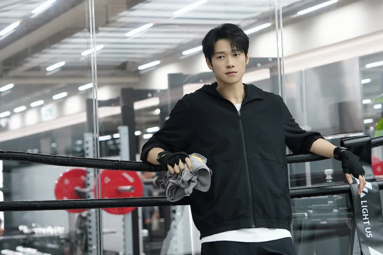 Wei Daxun em imagem de Insubstituível, apoiado nas cordas de um ringue