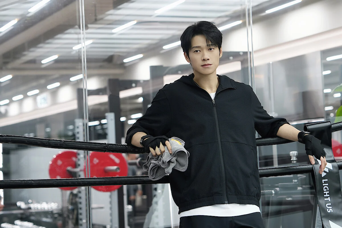 Wei Daxun em imagem de Insubstituível, apoiado nas cordas de um ringue