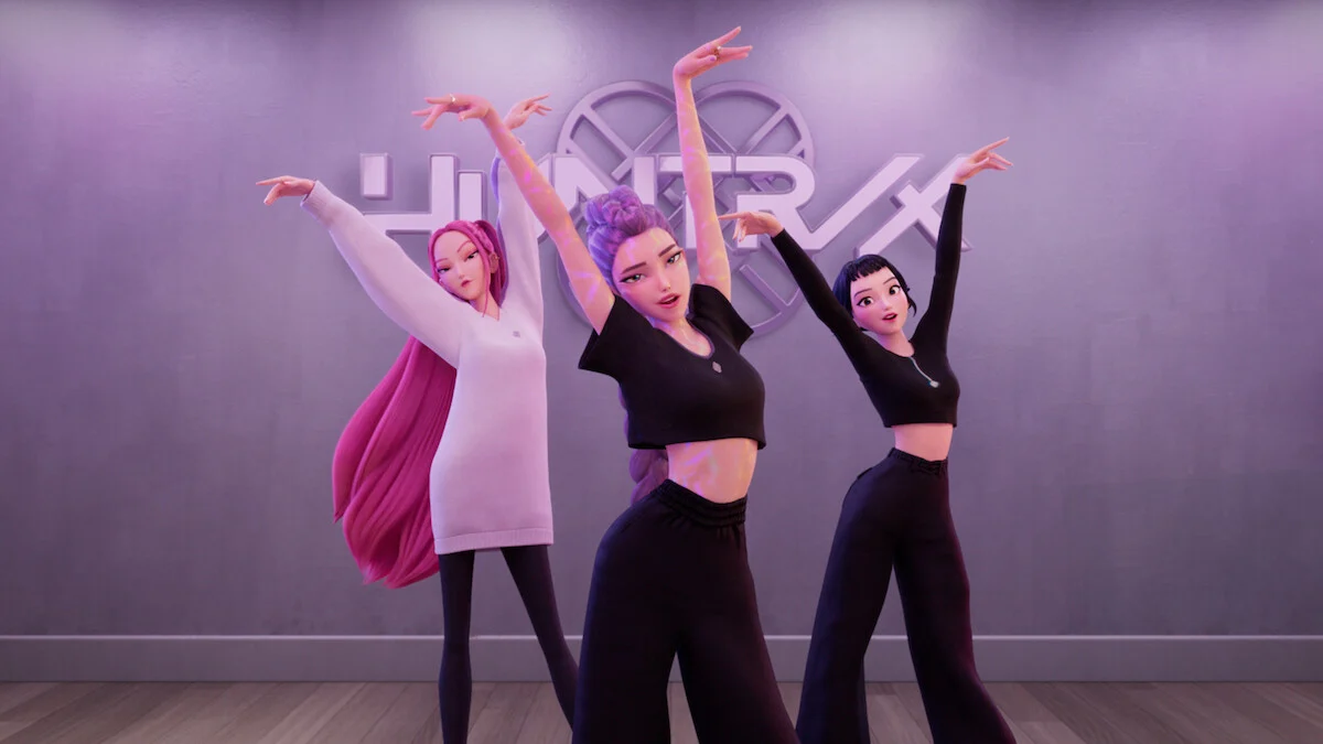 Rumi, Mira e Zoey ensaiam a coreografia de How It’s Done no estúdio do HUNTR/X