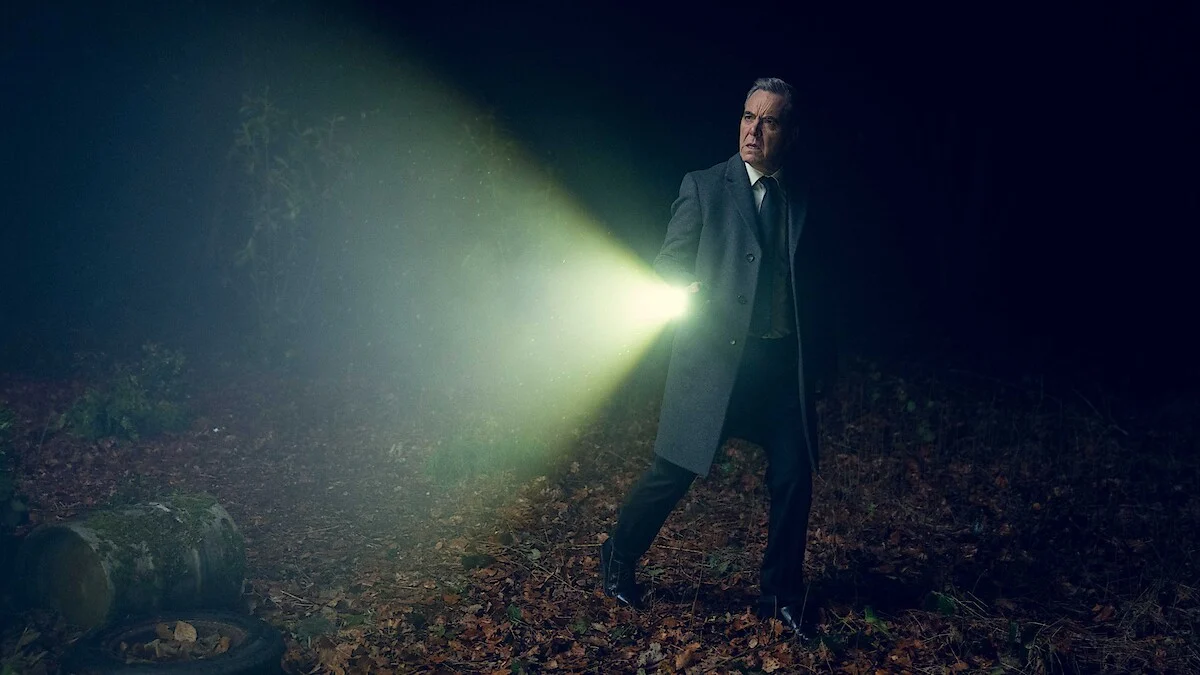 James Nesbitt interpreta Simon Greene procurando pistas em uma floresta escura em Custe o que Custar