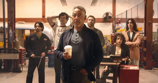 Giancarlo Esposito e outros personagens de Caleidoscópio reunidos em um galpão