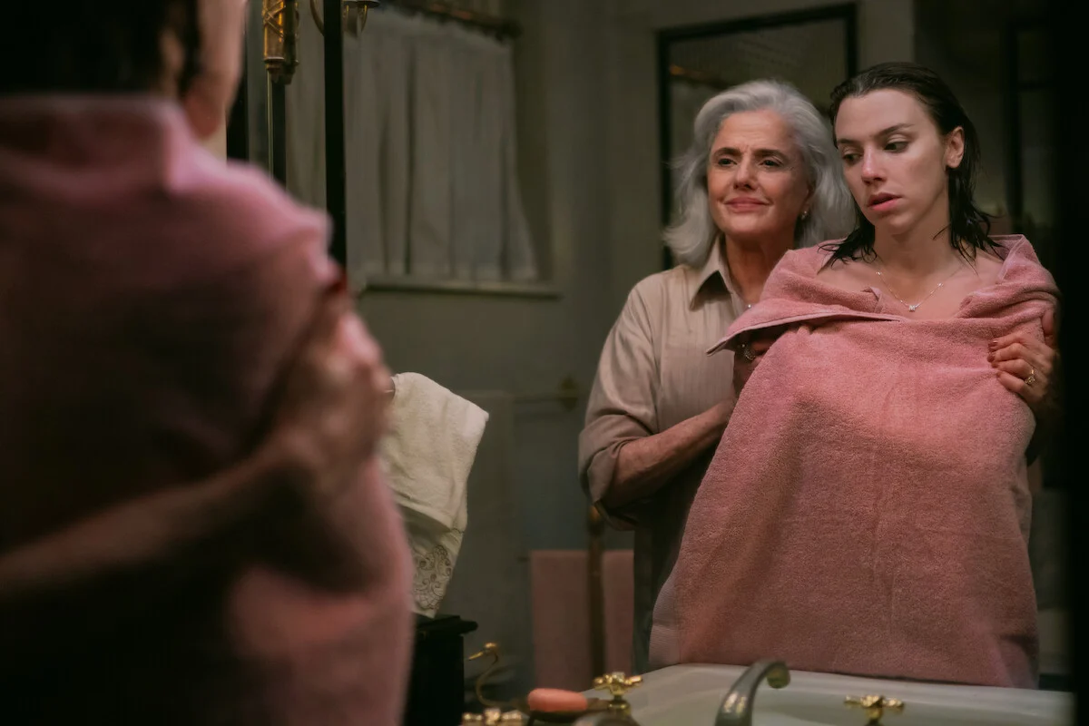 Lúcia abraça Maíra no banheiro em cena de Dom de Iludir