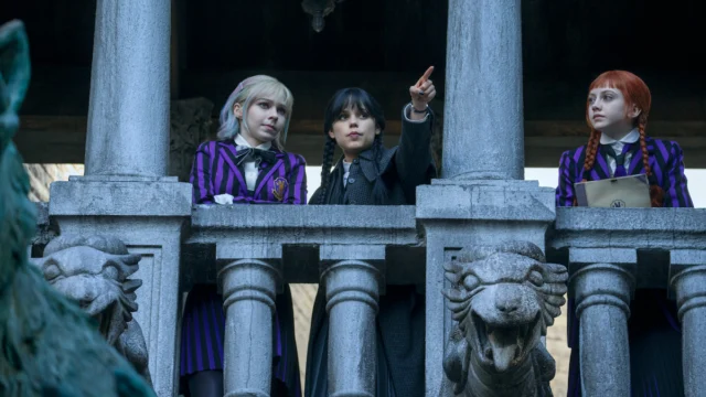 Enid, Wandinha e Agnes juntas na Escola Nunca Mais em cena da segunda temporada da série da Netflix