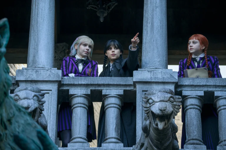 Enid, Wandinha e Agnes juntas na Escola Nunca Mais em cena da segunda temporada da série da Netflix