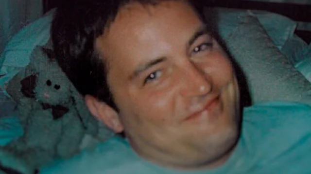 Matthew Perry sorri em uma fotografia pessoal divulgada pela Netflix para a série documental Aquele Sobre Matthew Perry