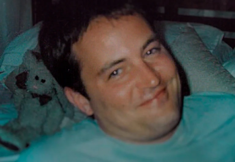 Matthew Perry sorri em uma fotografia pessoal divulgada pela Netflix para a série documental Aquele Sobre Matthew Perry