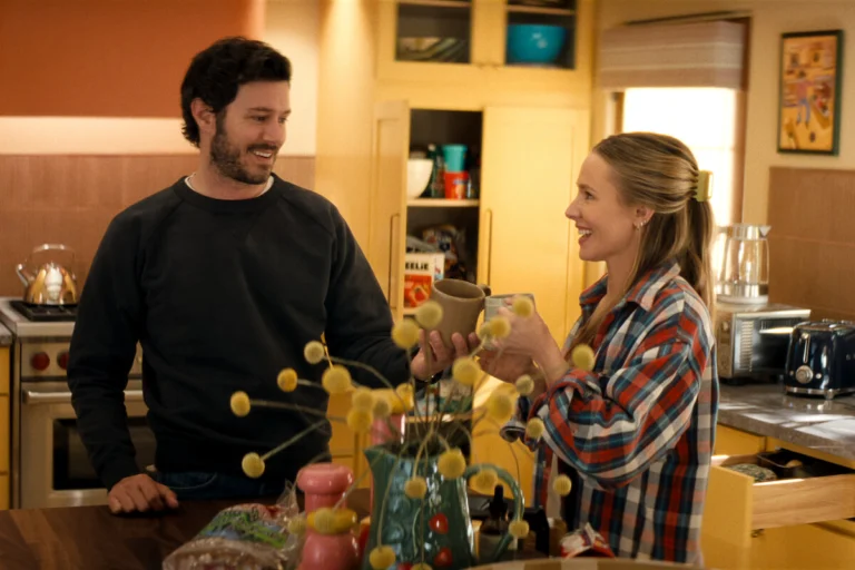 Noah, interpretado por Adam Brody, e Joanne, vivida por Kristen Bell, brindam na cozinha na terceira temporada de Ninguém Quer