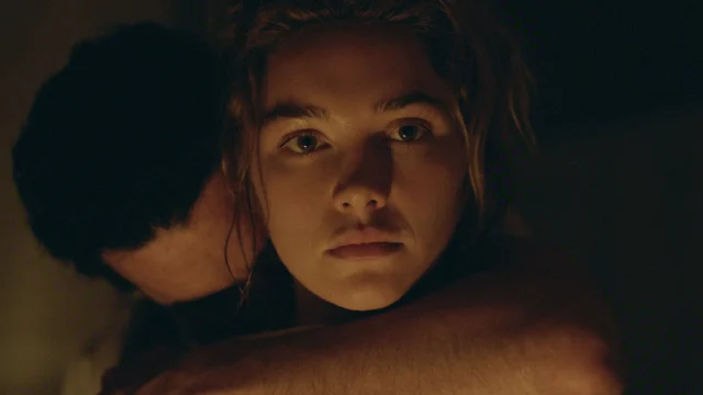 Florence Pugh como Cathy Ames em cena de A Leste do Éden
