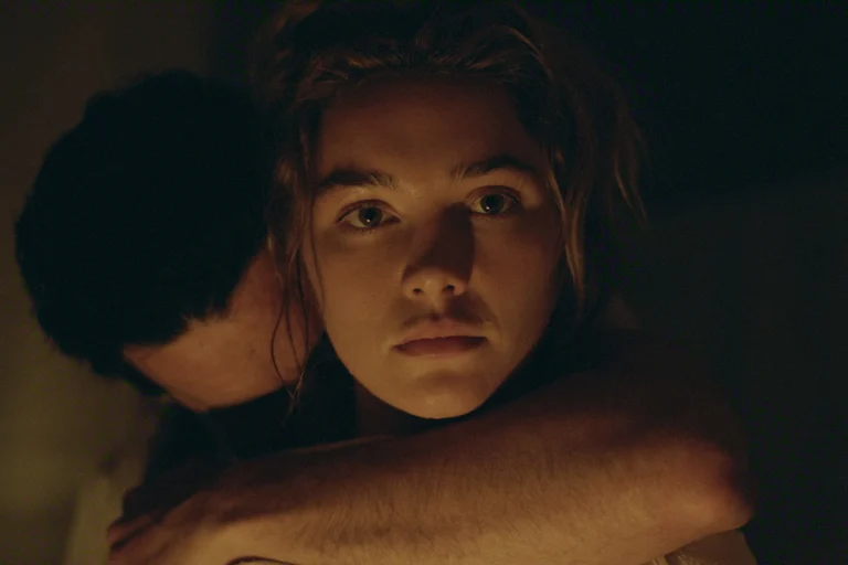 Florence Pugh como Cathy Ames em cena de A Leste do Éden