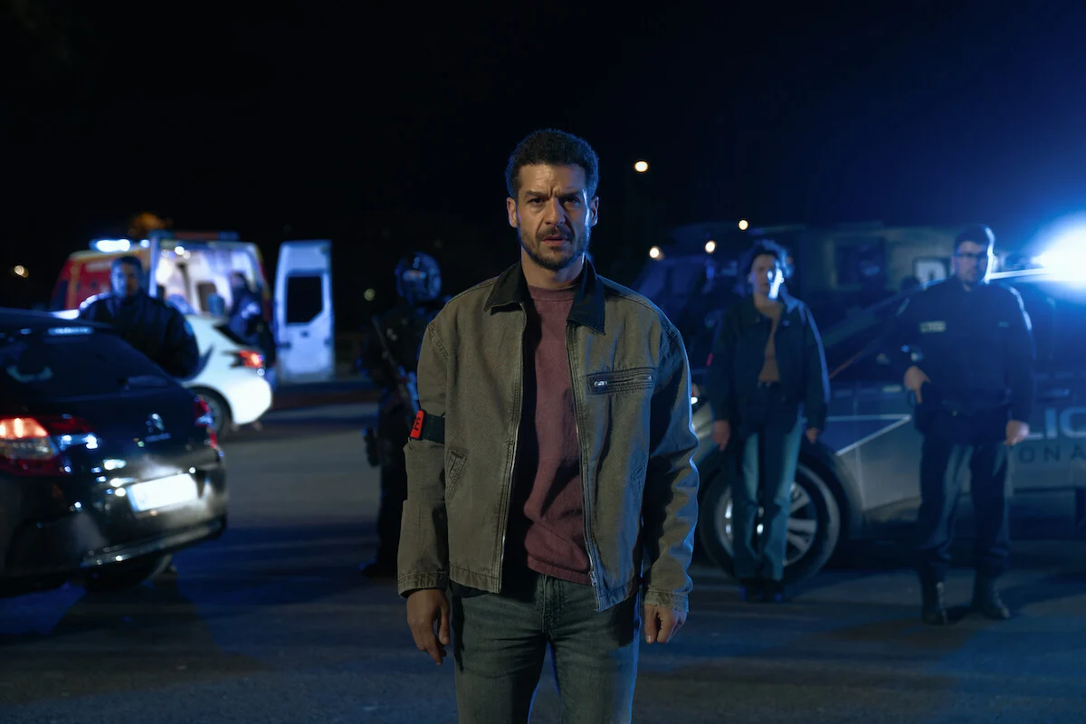 Youssef Guédira, interpretado por Soufiane Guerrab, em uma cena policial noturna de Lupin 4