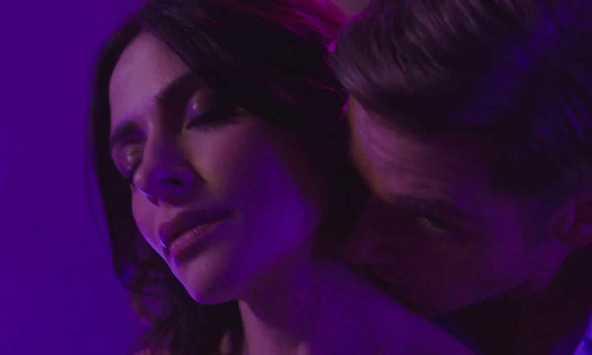 Billie e Cooper em uma cena íntima de Sex/Life