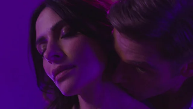 Billie e Cooper em uma cena íntima de Sex/Life