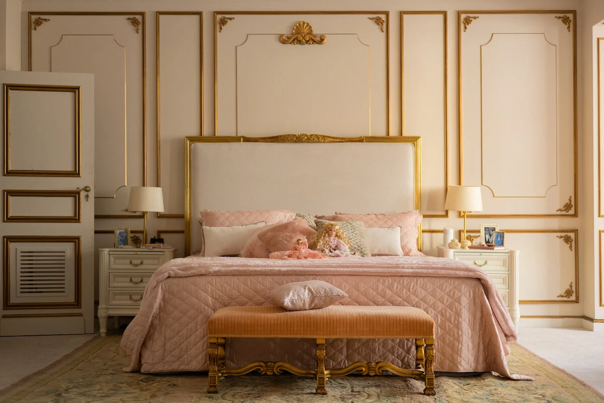 Quarto de Maíra Rossetti em Dom de Iludir, decorado em tons de rosa e com detalhes dourados