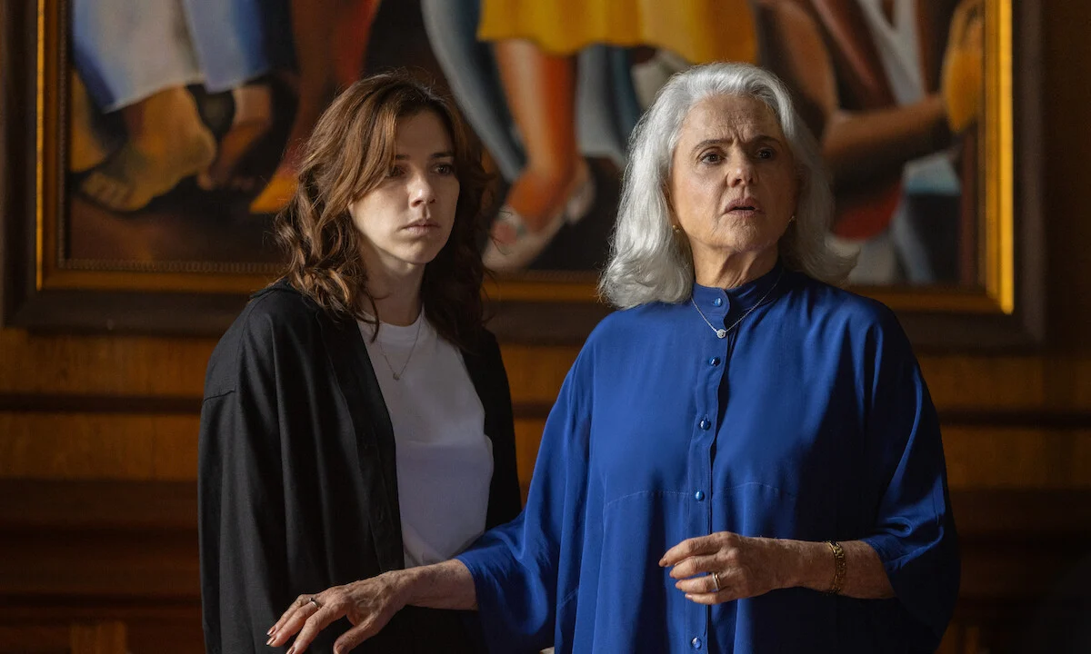 Alice Wegmann como Maíra e Marieta Severo como Lúcia Rossetti em cena de Dom de Iludir