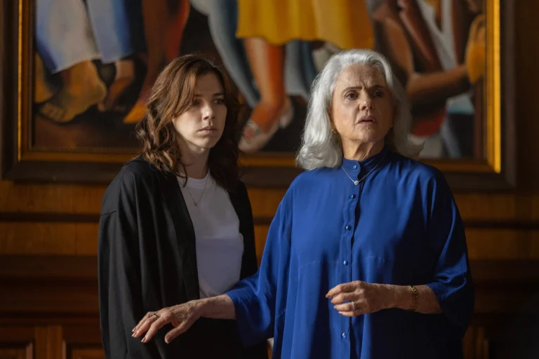 Alice Wegmann como Maíra e Marieta Severo como Lúcia Rossetti em cena de Dom de Iludir