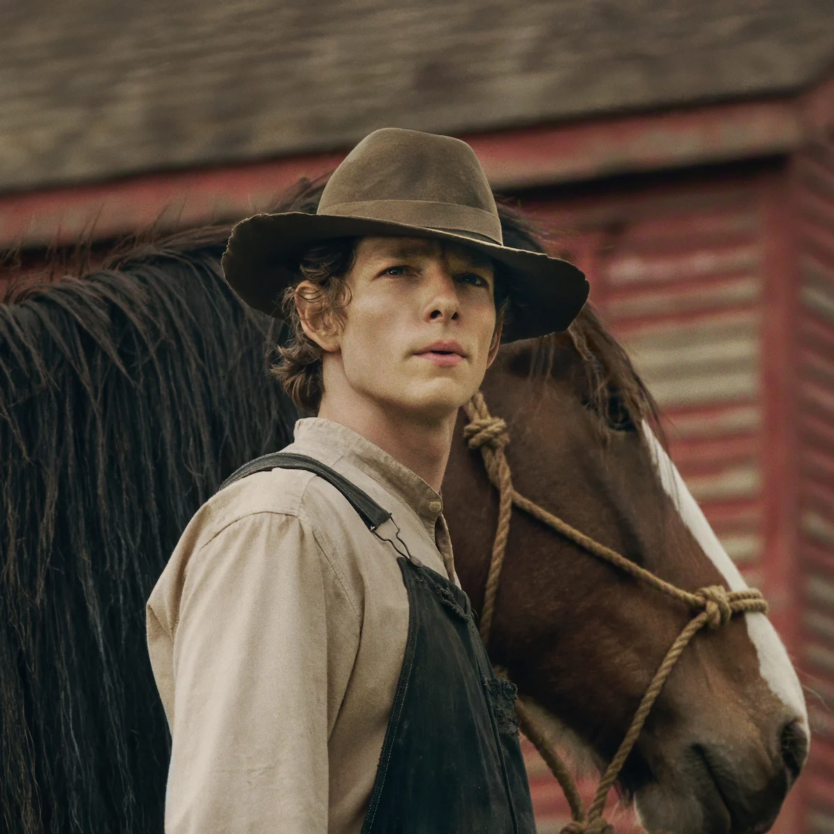 Mike Faist como Charles Trask em A Leste do Éden